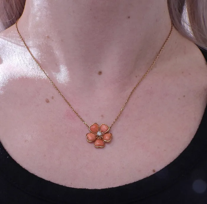 Van Cleef Arpels Van Cleef Arpels Coral Diamond Gold Flower Pendant Necklace Necklaces Van Cleef Arpels Van Cleef Arpels Coral Diamond Gold Flower Pendant Necklace Necklaces